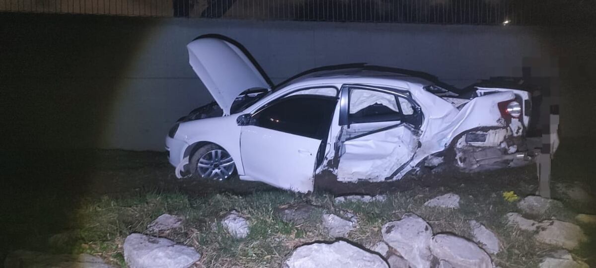 El auto dañado. (Policía)