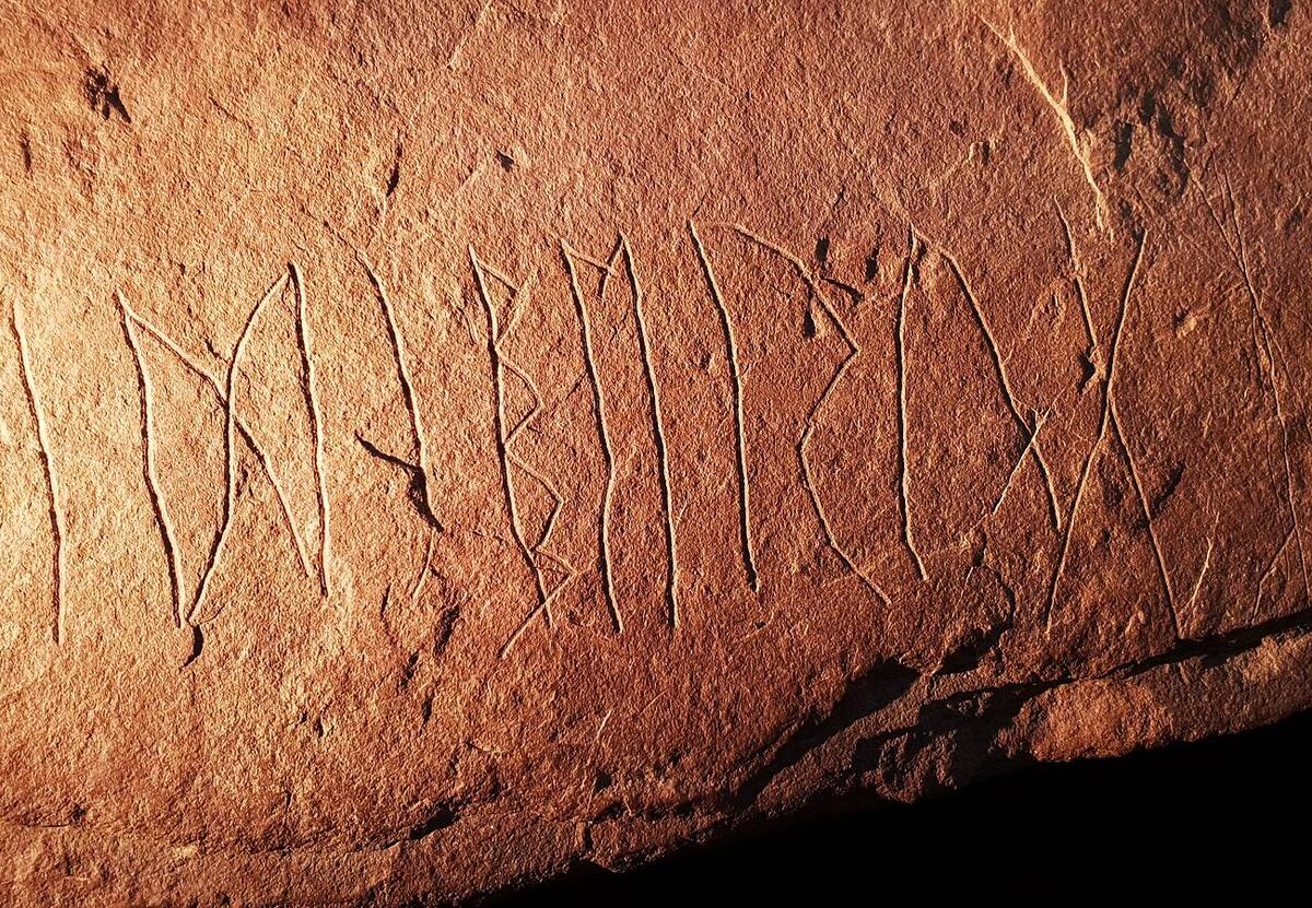 Descubrimiento asombroso: hallan piedras rúnicas de 2000 años, las más antiguas conocidas