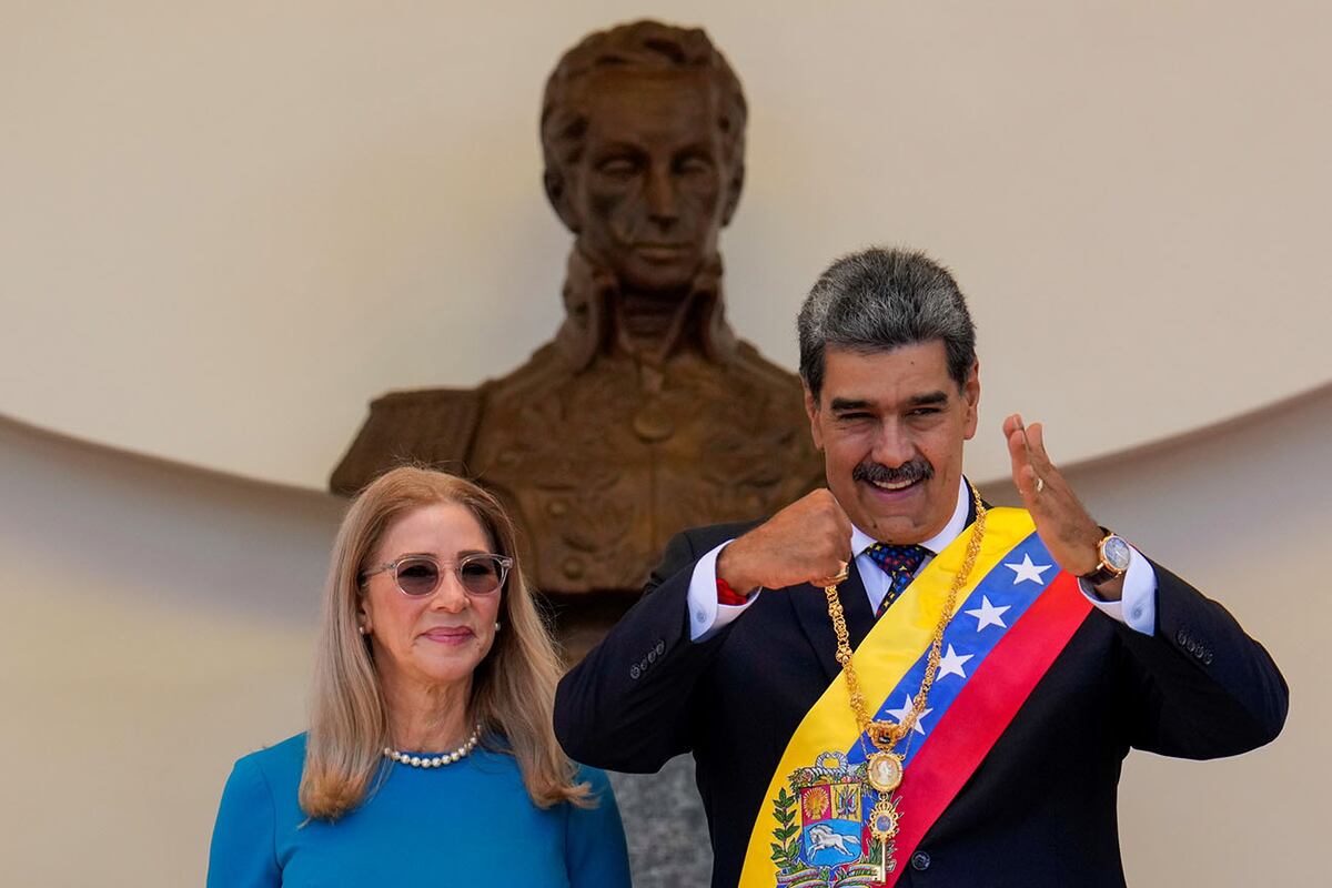 El presidente venezolano, Nicolás Maduro, y su esposa Cilia Flores en la ceremonia de juramento para un tercer mandato en Caracas, Venezuela, el viernes 10 de enero de 2025. (Foto AP/Cristian Hernandez)