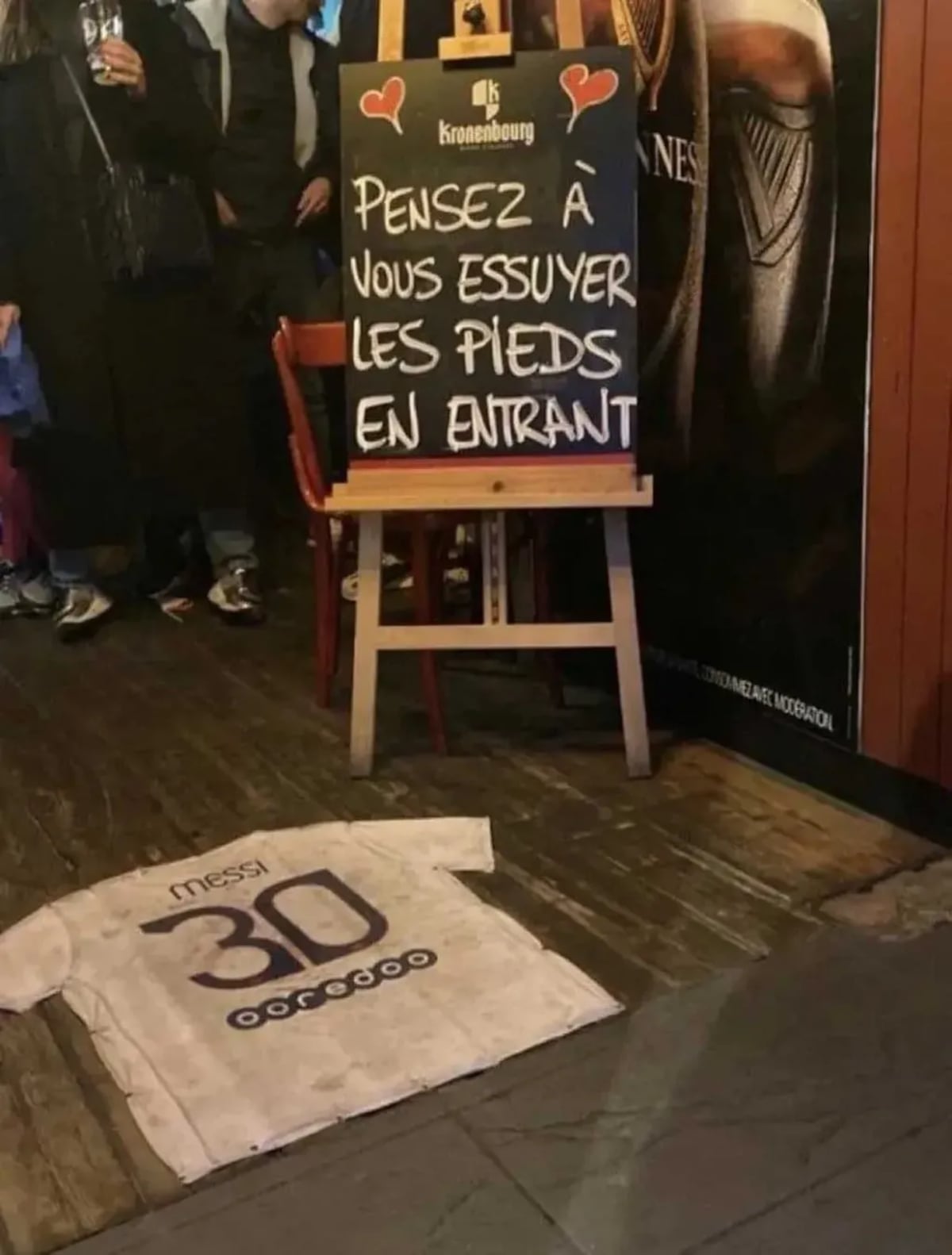 Usaron la camiseta de Messi para limpiarse los pies y quemaron una bandera de Argentina.