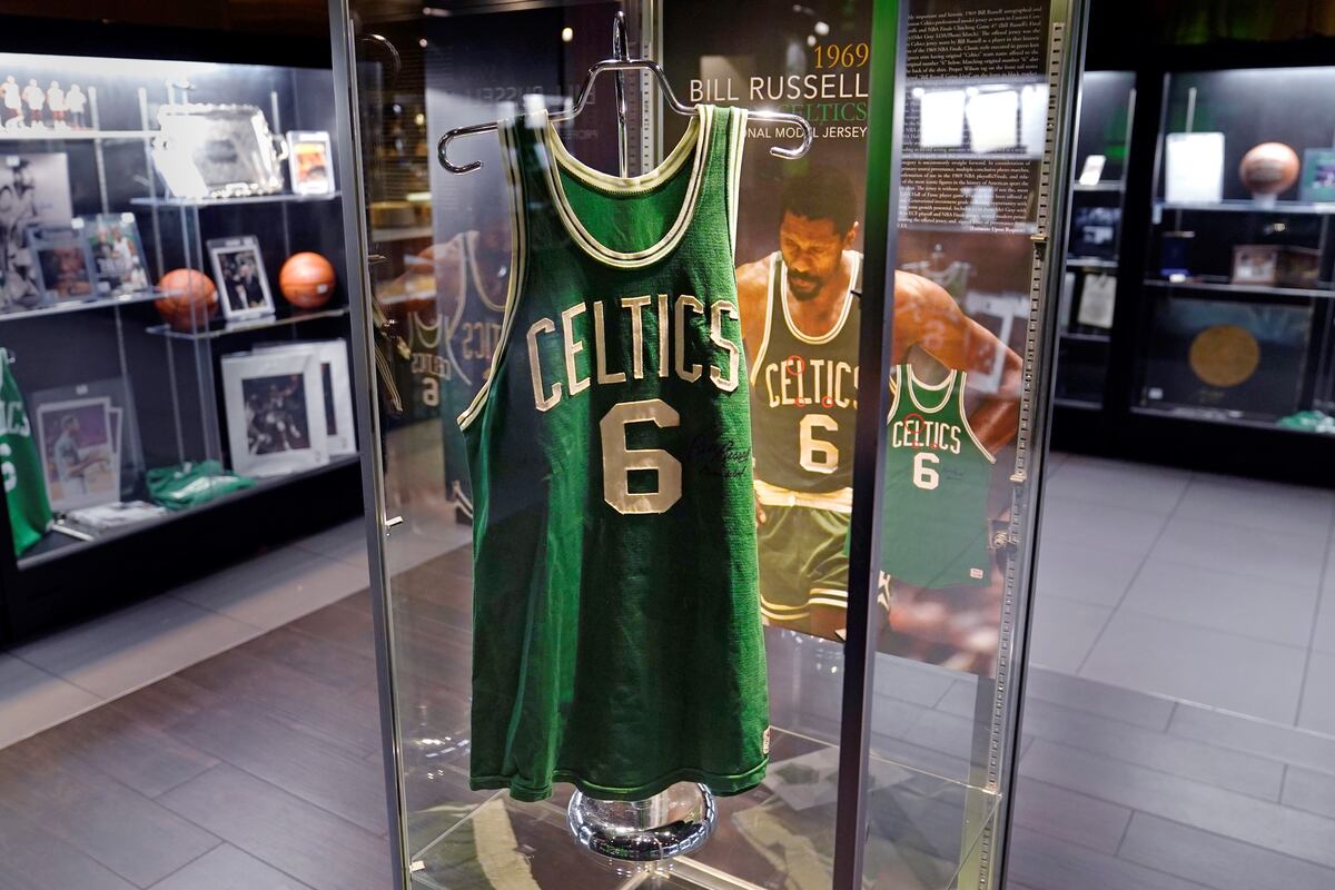 La legendaria camiseta de Boston Celtics de Bill Russell. La NBA retira el número 6 de todos los equipos. (AP)