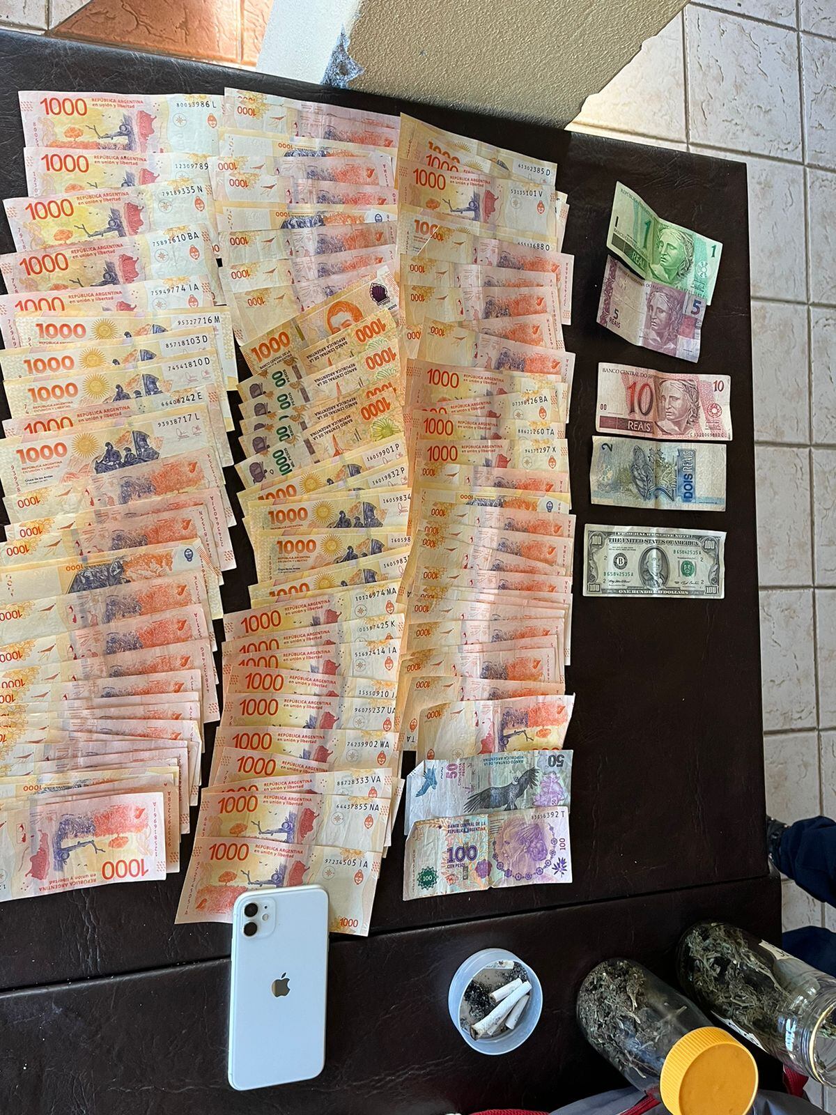 Los elementos secuestrados en la casa del sospechoso. (Policía)