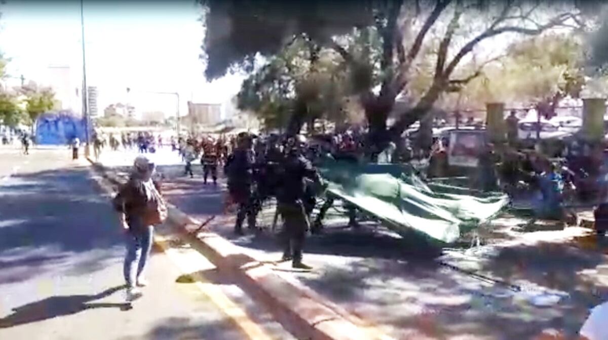 Incidentes entre los piqueteros y la Policía frente al Panal en Córdoba. (Captura video)
