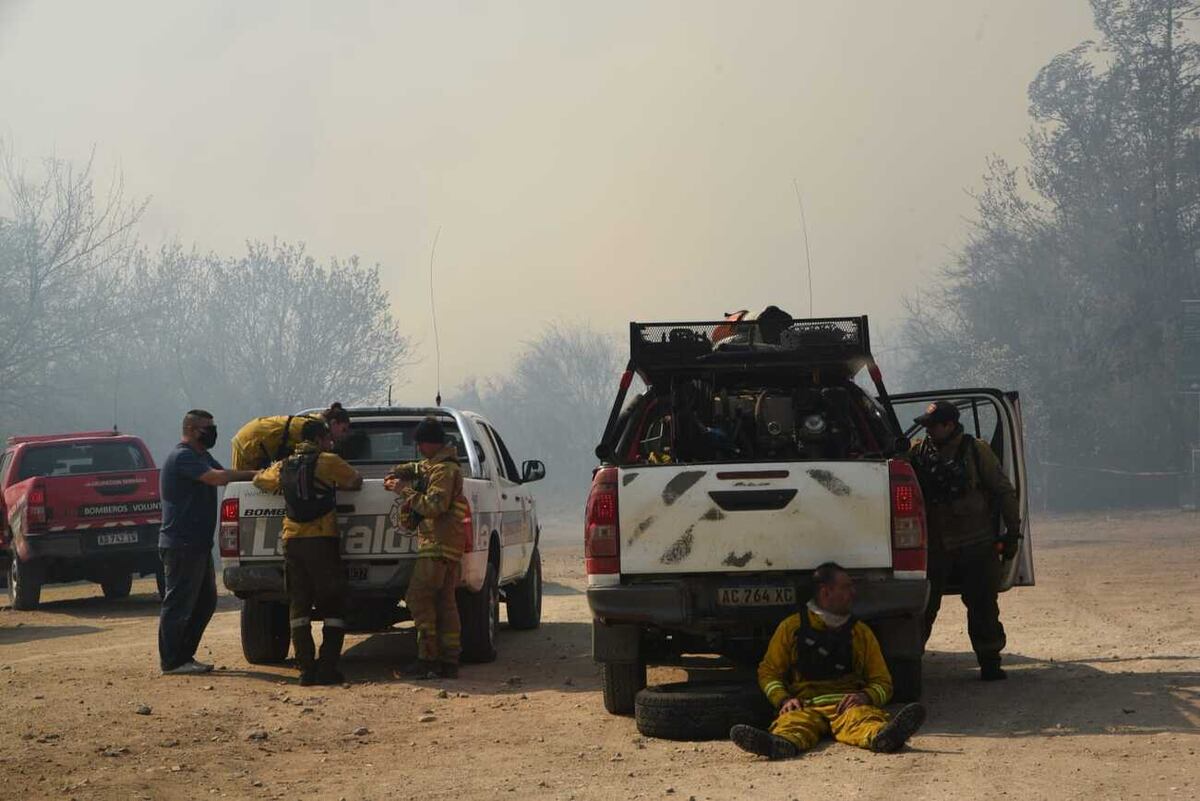 Bomberos agotados, en medio de los focos de Punilla de este mes (La Voz)