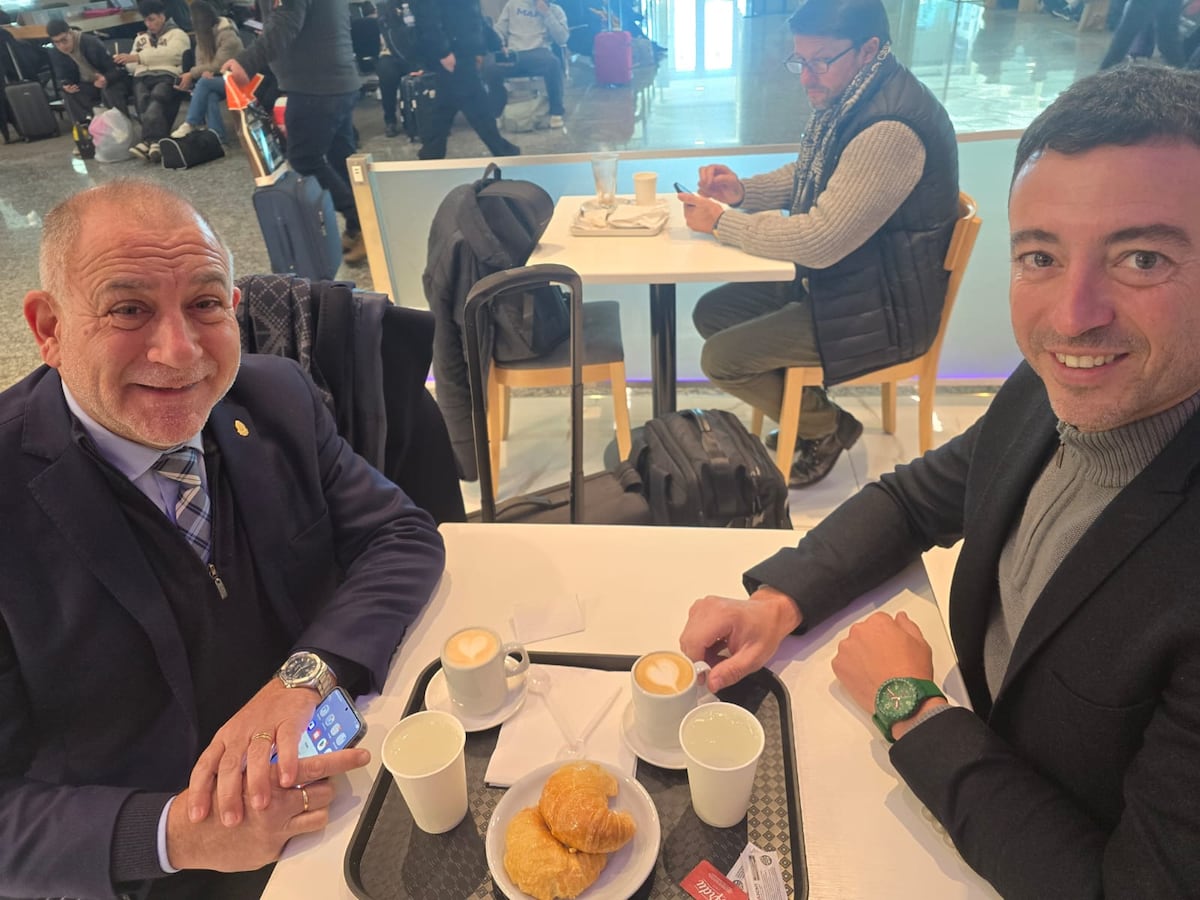 Luis Juez y Rodrigo de Loredo tomando un café, en una foto de julio de 2025. (La Voz)