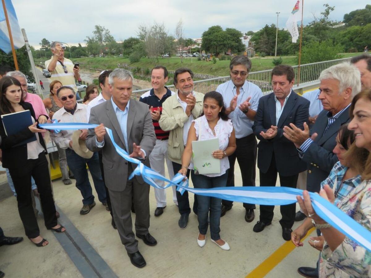 Se inauguró el nuevo puente, nombrado Arturo Maturano, con la presencia de sus familiares y el exgobernador José Manuel de la Sota. (La Voz / Archivo)