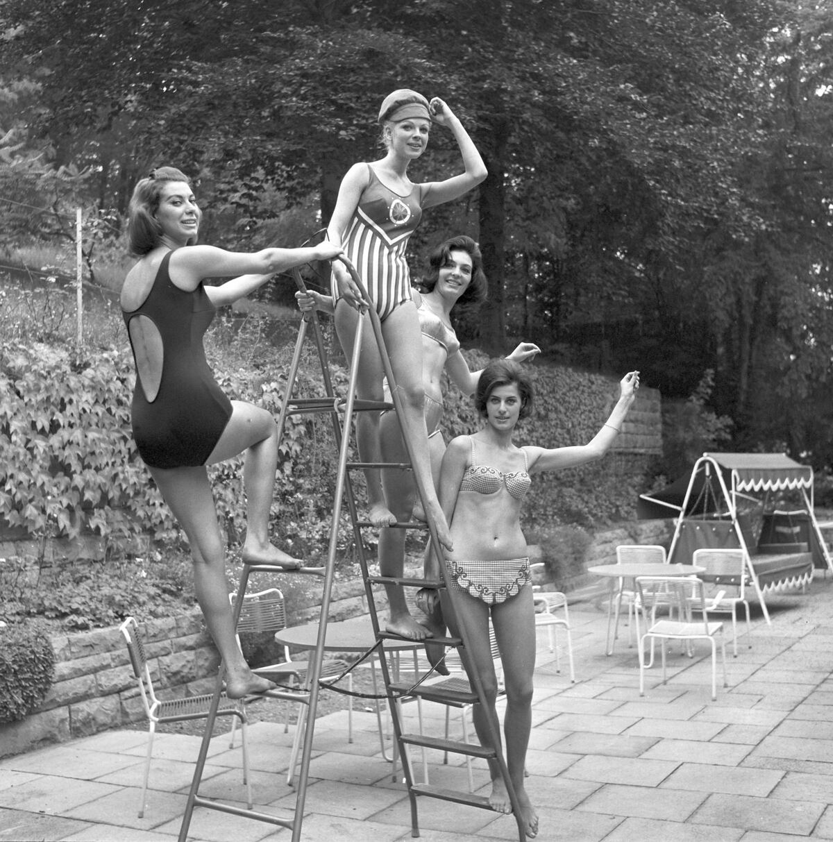 Cuatro modelos fotografiadas el 21/09/1963 para promocionar la moda de baño de la temporada veraniega de 1964. (Archivo / DPA)