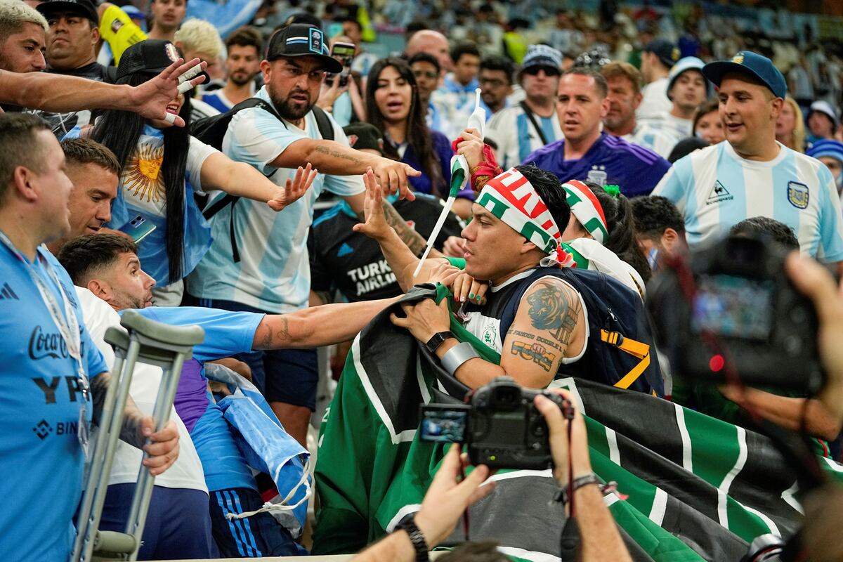 Argentina y México se vivió con mucha intensidad desde temprano y hubo cruces entre los hinchas. (AP)