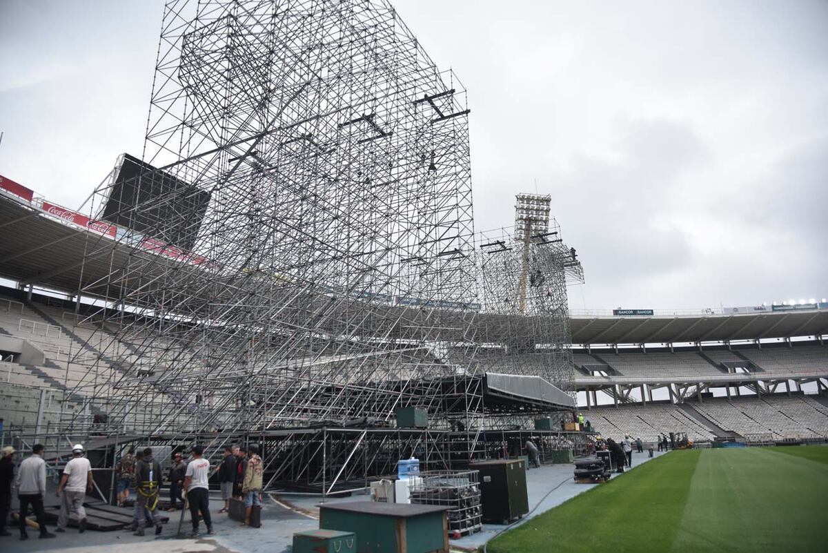 Armado del escenario para el recital de Paul McCartney en el estadio Kempes. (Facundo Luque / La Voz)