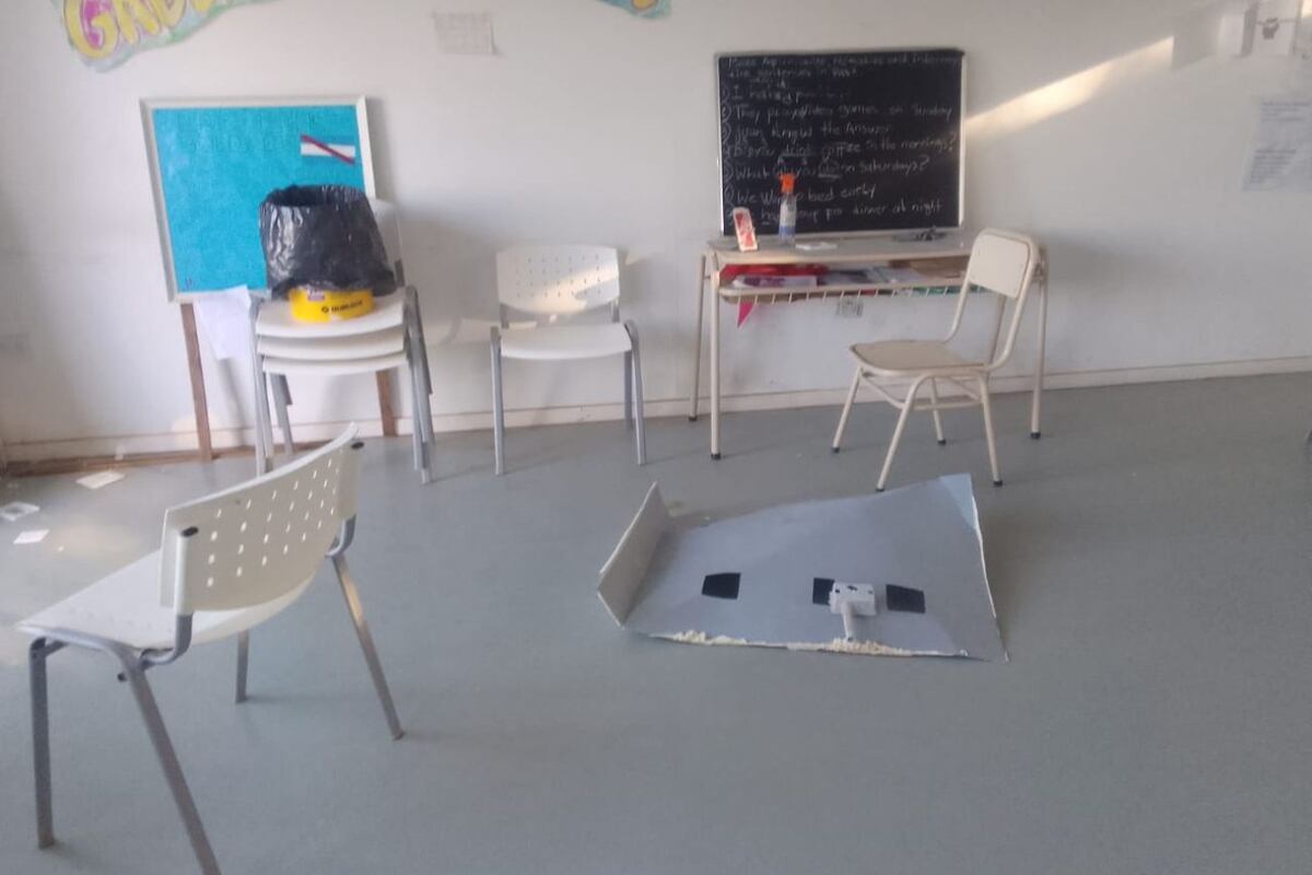 Adentro de las aulas también rompieron objetos. (La Voz).