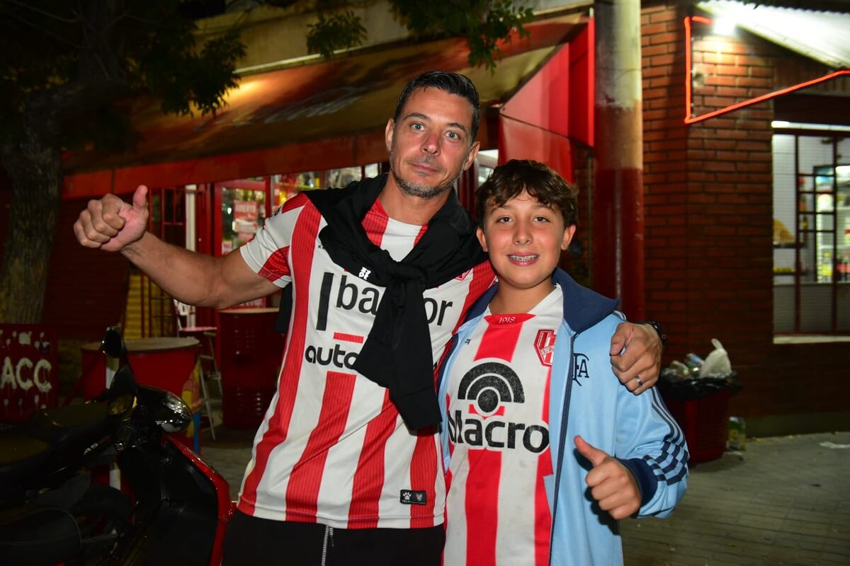Hinchas de Instituto en la previa del partido con Central Córdoba por el Torneo Apertura. (Jorge Peñalba / La Voz)
