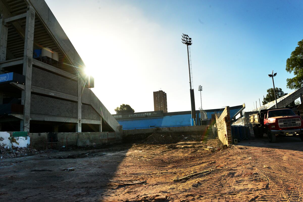 Belgrano. Las obras para la ampliación de la cancha de Alberdi avanzan rápidamente. (Javier Ferreyra / La Voz)