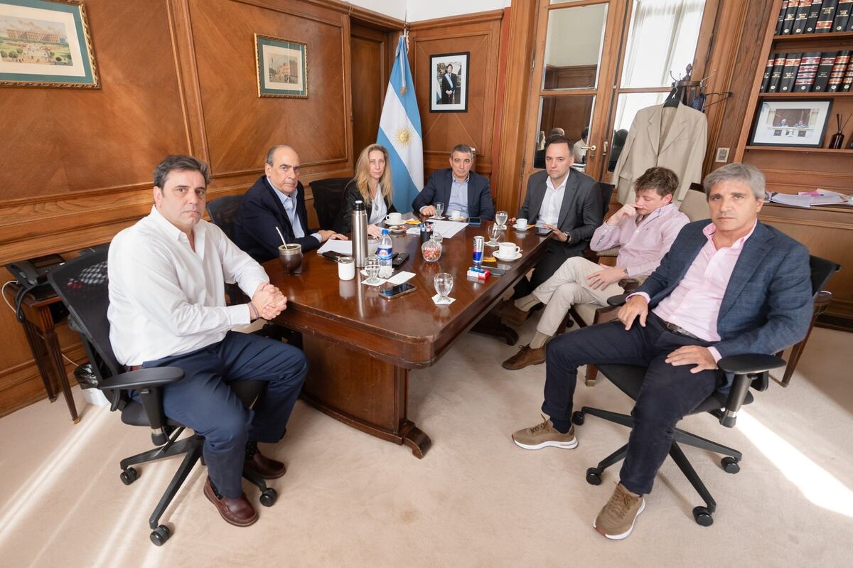 Mesa chica. Santiago Caputo y Manuel Adorni, junto a Karina Milei y otros funcionarios nacionales, en una reunión política en la Casa Rosada. (La Voz / Archivo)