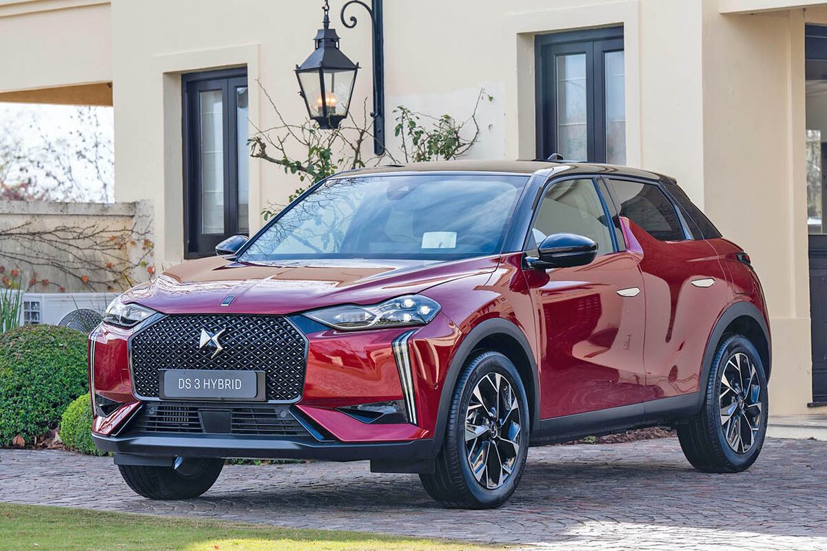 Los dos tienen el motor 1.2 turbo naftero de 136 CV y 230 Nm combinado con un motor eléctrico con batería de 48 Voltios de 28 CV y 50 Nm. Ofrecen un rendimiento máximo de 145 CV.