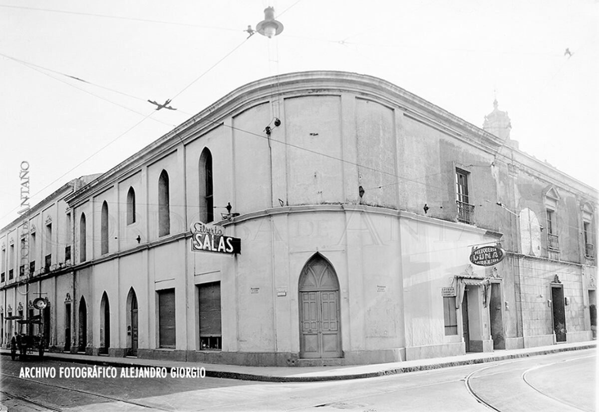 Así era el edificio del antiguo Seminario Mayor, en 27 de Abril y Obispo Trejo, que se demolió para hacer la plazoleta del Fundador (Foto publicada por Córdoba de antaño en Facebook).