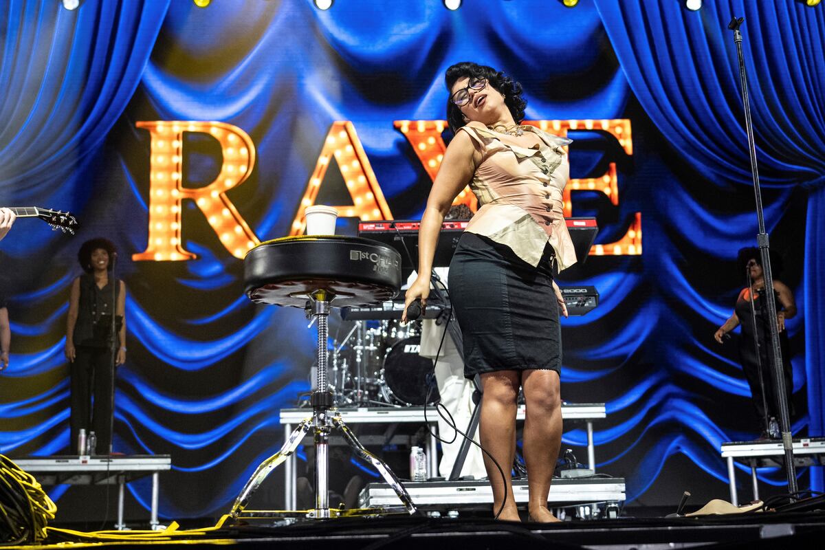 La británica Raye en el Coachella 2024. Vendrá a la argentina en mayo. (AP)
