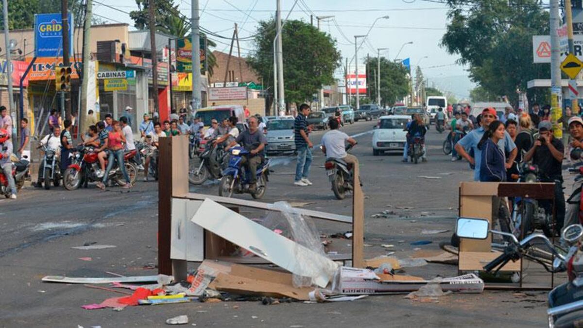 El acuartelamiento policial derivó en saqueos. (archivo)
