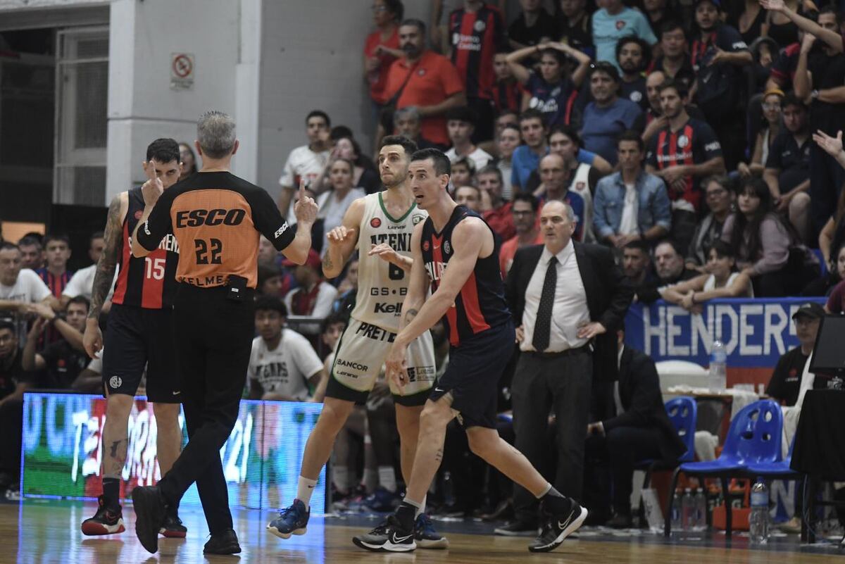 Atenas enfrentó a San Lorenzo, en Buenos Aires, por el quinto partido de la serie permanencia de la Liga Nacional de Básquet. (Federico López Claro)