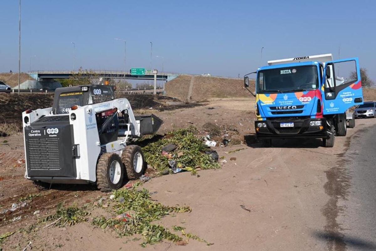 El primer día de trabajo, la Base Operativa CPC Empalme
limpió microbasurales cercanos a la Circunvalación. (Municipalidad de Córdoba)