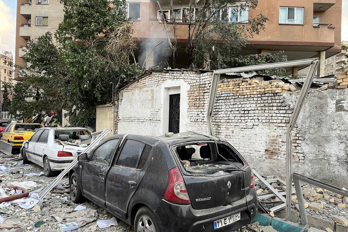 Se observan escombros de un edificio de apartamentos sobre autos estacionados tras un ataque en Teherán, Irán, la madrugada del viernes 13 de junio de 2025. Israel atacó la capital iraní la madrugada del viernes, con explosiones que resonaron en Teherán. (Foto AP/Vahid Salemi)