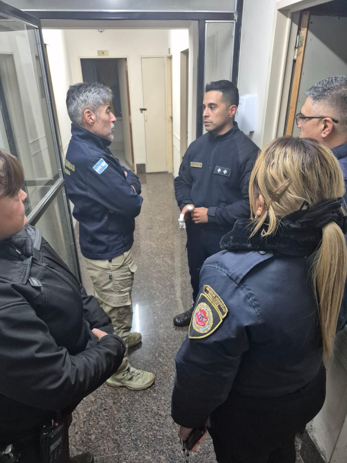 El ministro Quinteros visitó a los policías heridos en los graves hechos ocurridos en la noche de este miércoles.