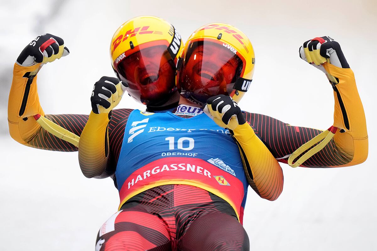 Toni Eggert y Sascha Benecken de Alemania celebran haber ganado la carrera de dobles masculino en el Campeonato Mundial de Luge en Oberhof, Alemania, el sábado 28 de enero de 2023. (AP)