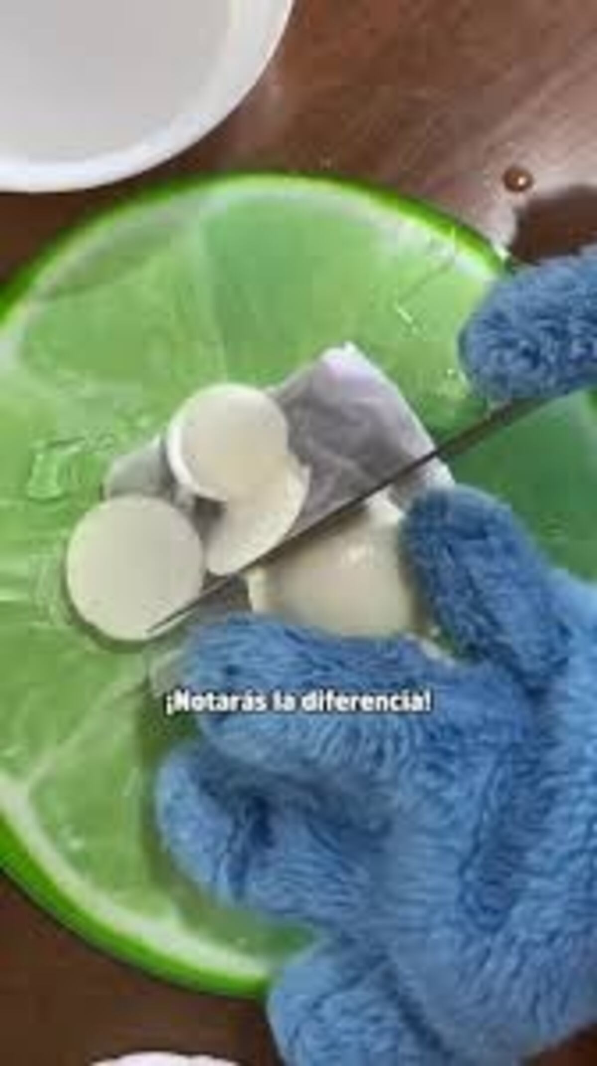 Cómo no llorar al cortar cebolla: el truco casero de la toalla mojada que se volvió furor en la cocina