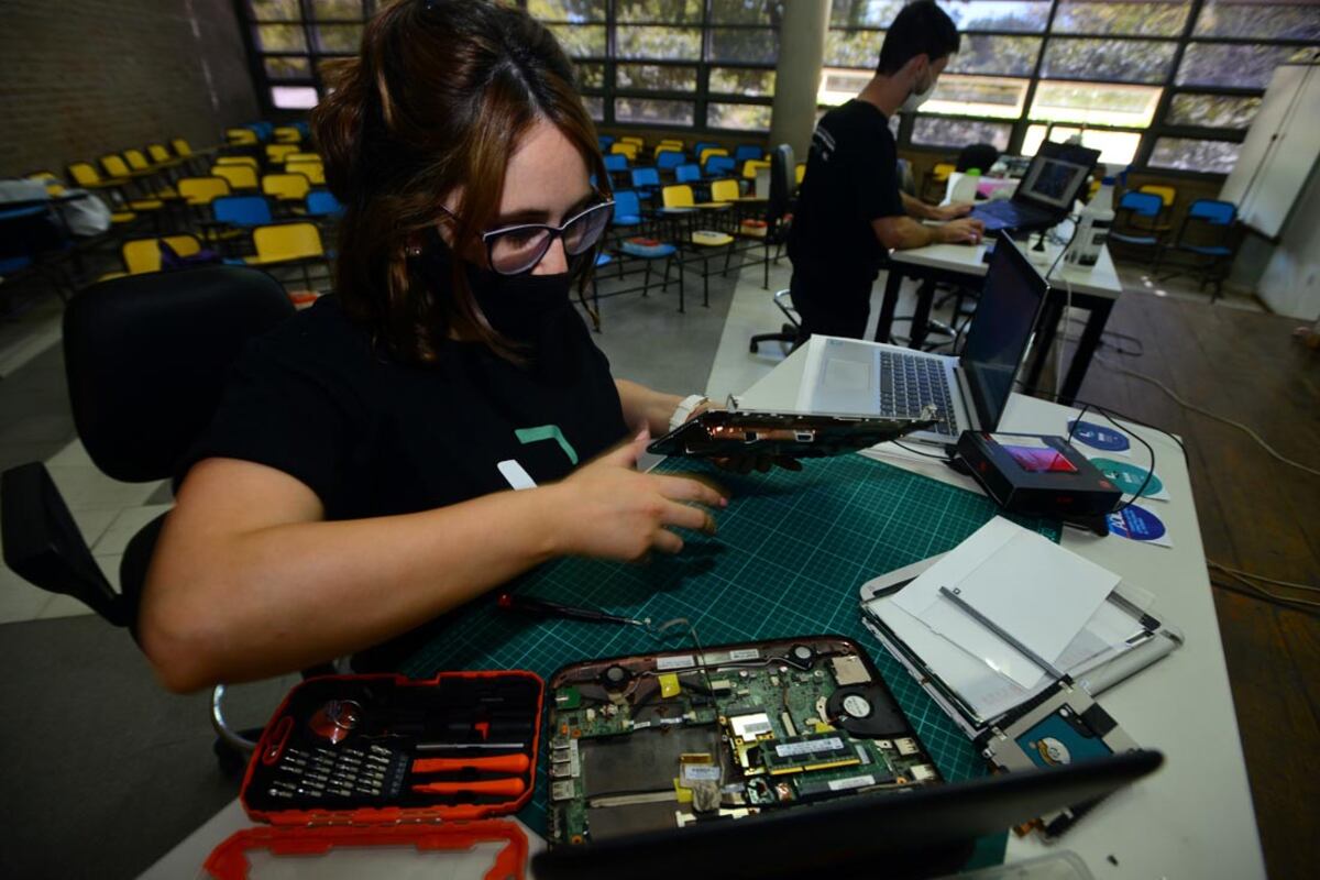  ID:6609361 Alumnos de la Universidad Nacional de Cordoba UNC hacen mantenimiento y reparación de computadoras.  Programa RAM, Renovacion y Actualización de Máquinas.14 octubre 2021.Foto Nicolás Bravo