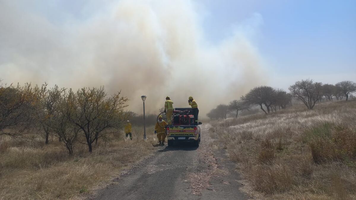 Incendios en Córdoba este lunes: en Almafuerte complicó zonas pobladas (Gentileza Bomberos)