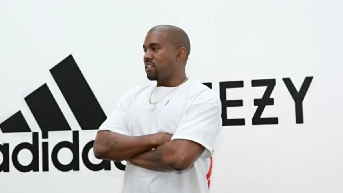Adidas tiene 1.300 millones de dólares en zapatillas Yeezy y no sabe qué hacer con ellas ya que el calzado salió de la venta luego de la polémica con el rapero Kanye West.