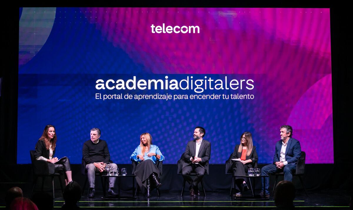 Los encargados de presentar Academia Digitalers: María Constanza Ferrer, gerente de Sustentabilidad de Telecom; Fernando Mollon, head de Multi-Country de Google Cloud  Region LATAM; Silvia Tenazinha, directora general de Salesforce Argentina; Juan Bonora, vicepresidente y director de Relaciones pública de Huawei; Marina Bericua, directora de Asuntos Legales, Institucionales y Corporativos de Microsoft; y Guillermo Paez, director de Plataformas y Servicios de Telecom. (Gentileza Telecom)