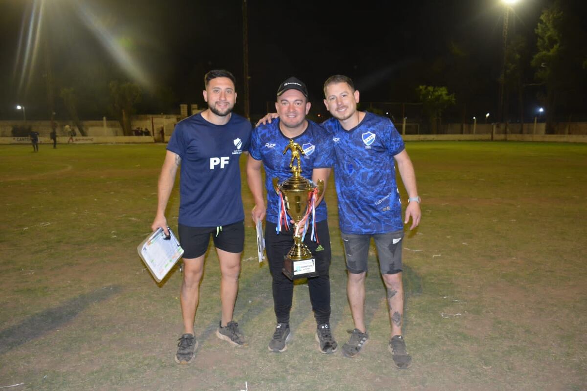 Club Atlético Santa Elena se consagró campeón del Torneo Clausura de la Liga Regional Colón. Una fiesta que no termina. (Gentileza Prensa Club Atlético Santa Elena).