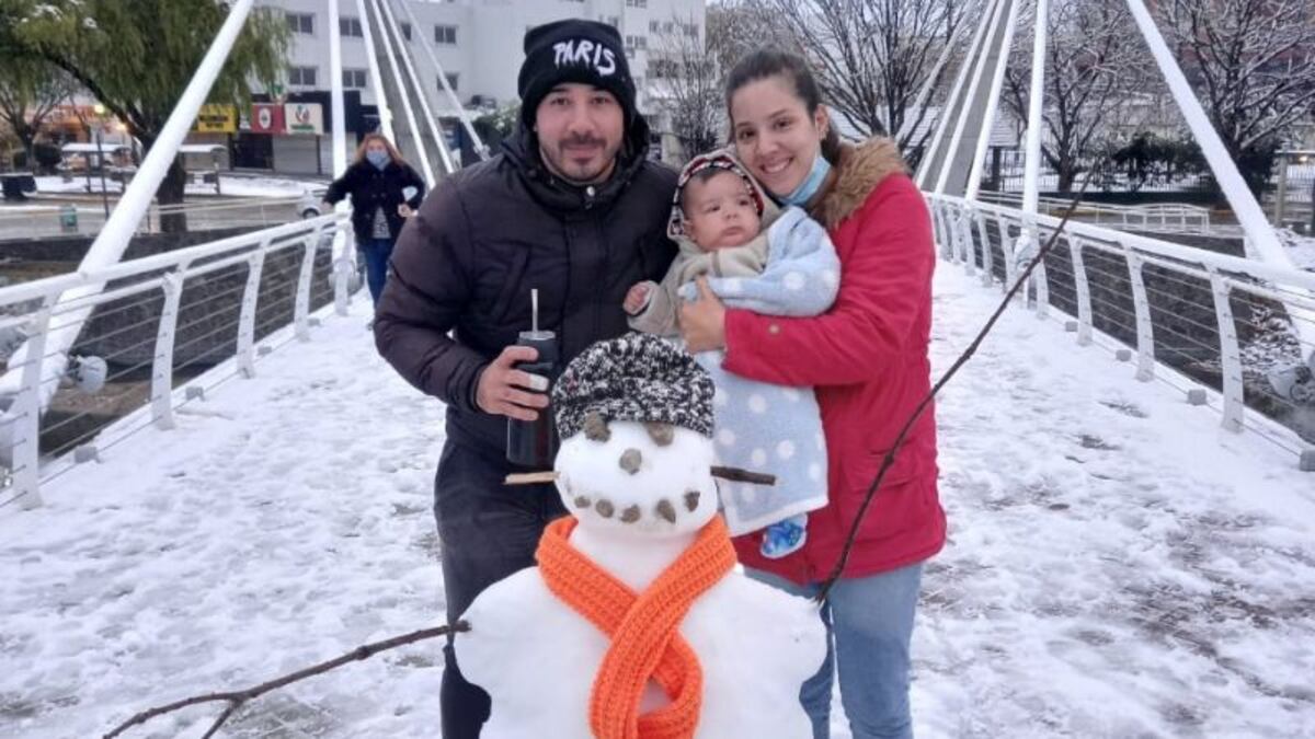 Savini y su familia junto al muñeco del puente peatonal.