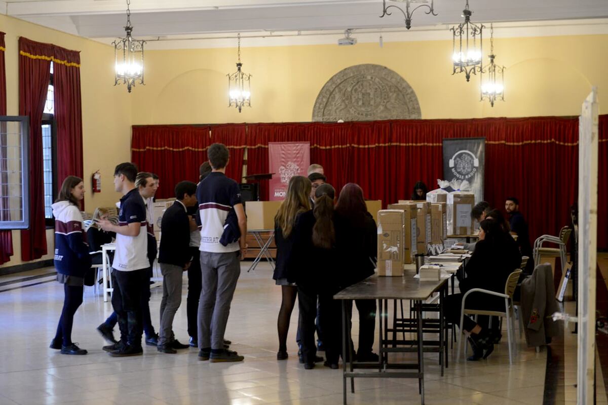 Elecciones directas de autoridades de los estudiantes del Colegio Nacional de Monserrat. (Nicolás Bravo / la Voz)