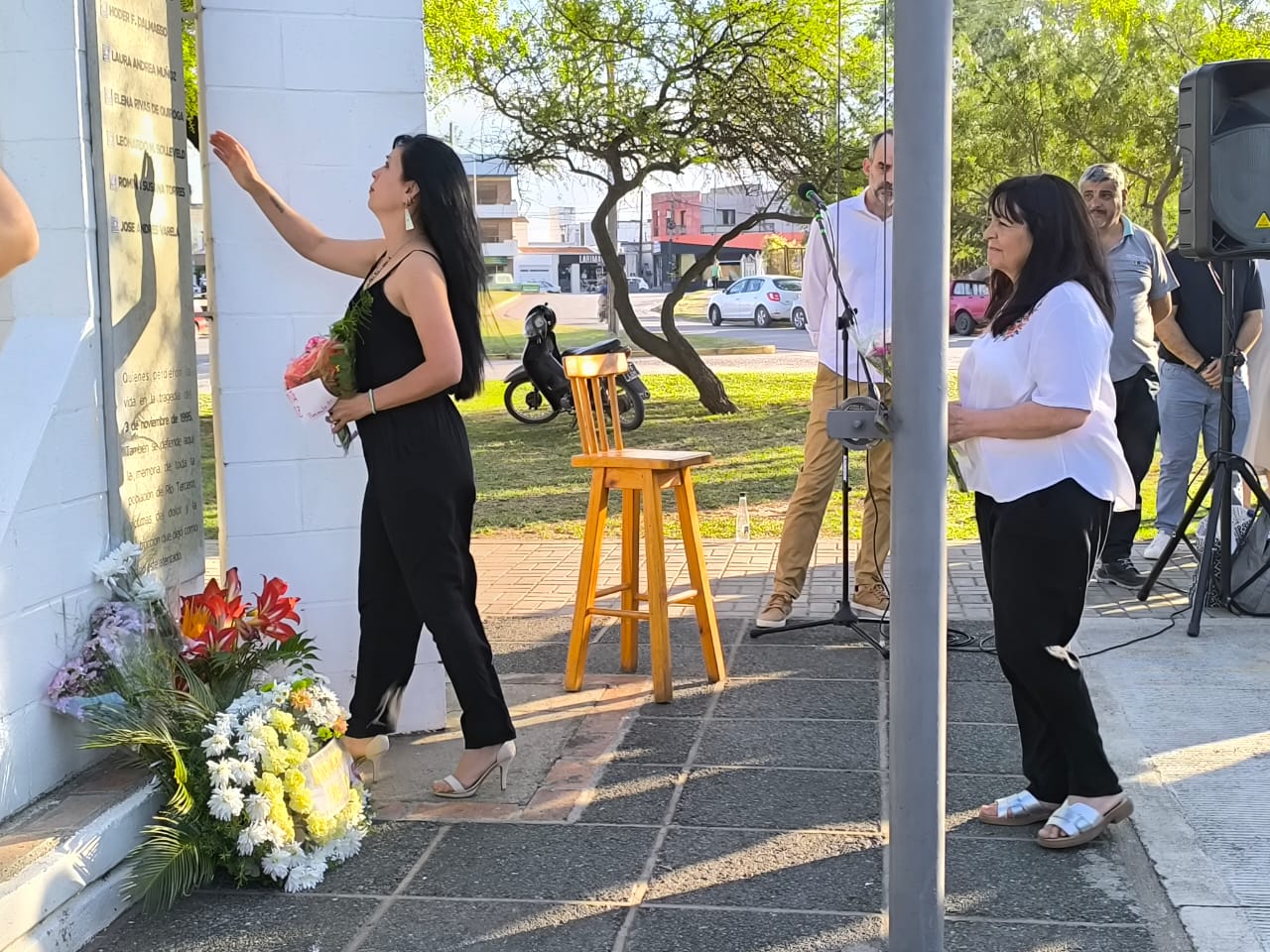 Acto en el monumento que recuerda a las siete víctimas fatales del atentado, este lunes (La Voz)