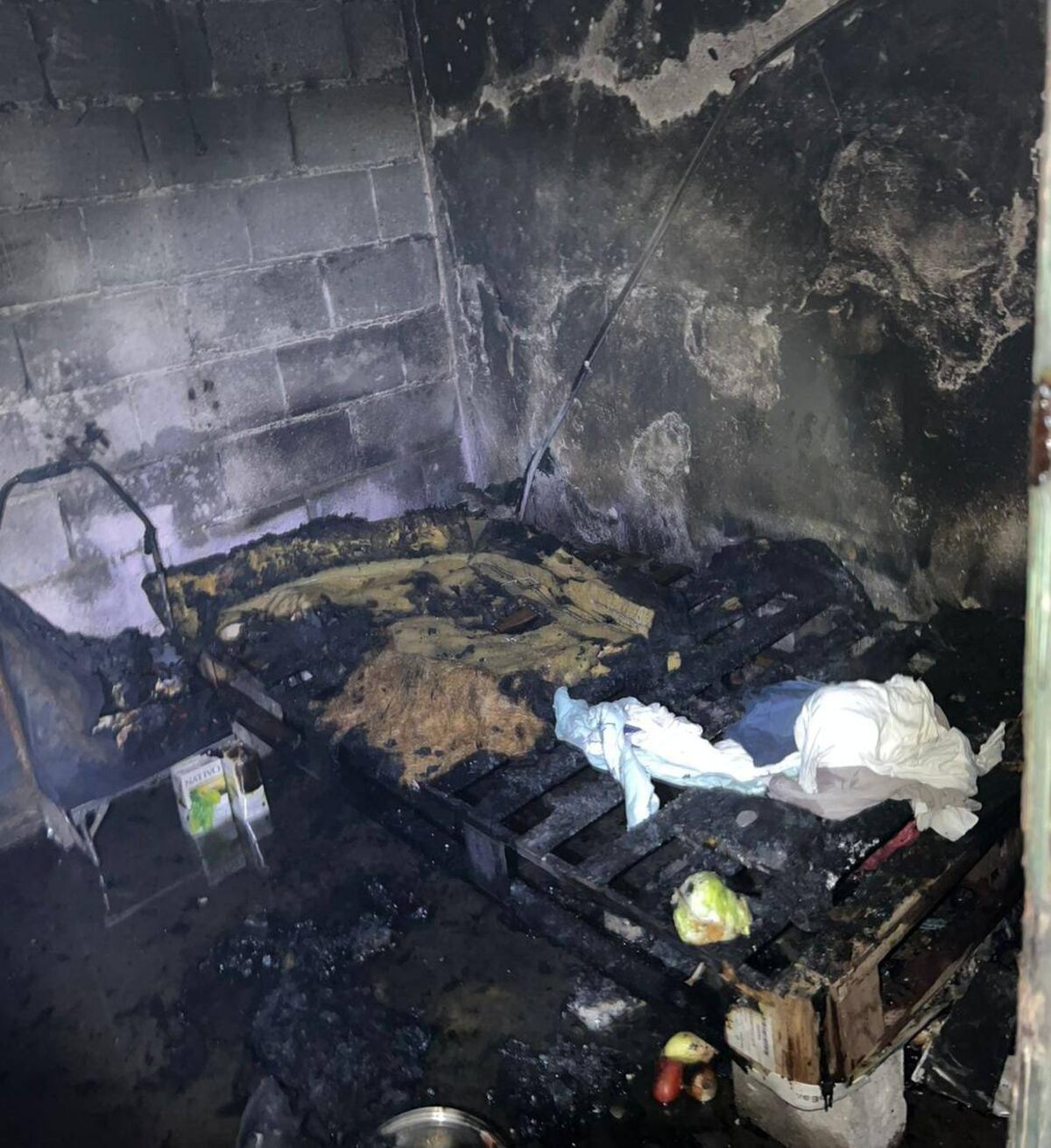 Ola polar. El incendio que terminó con intoxicados ocurrió en barrio Pueyrredón. (Policía de Córdoba)