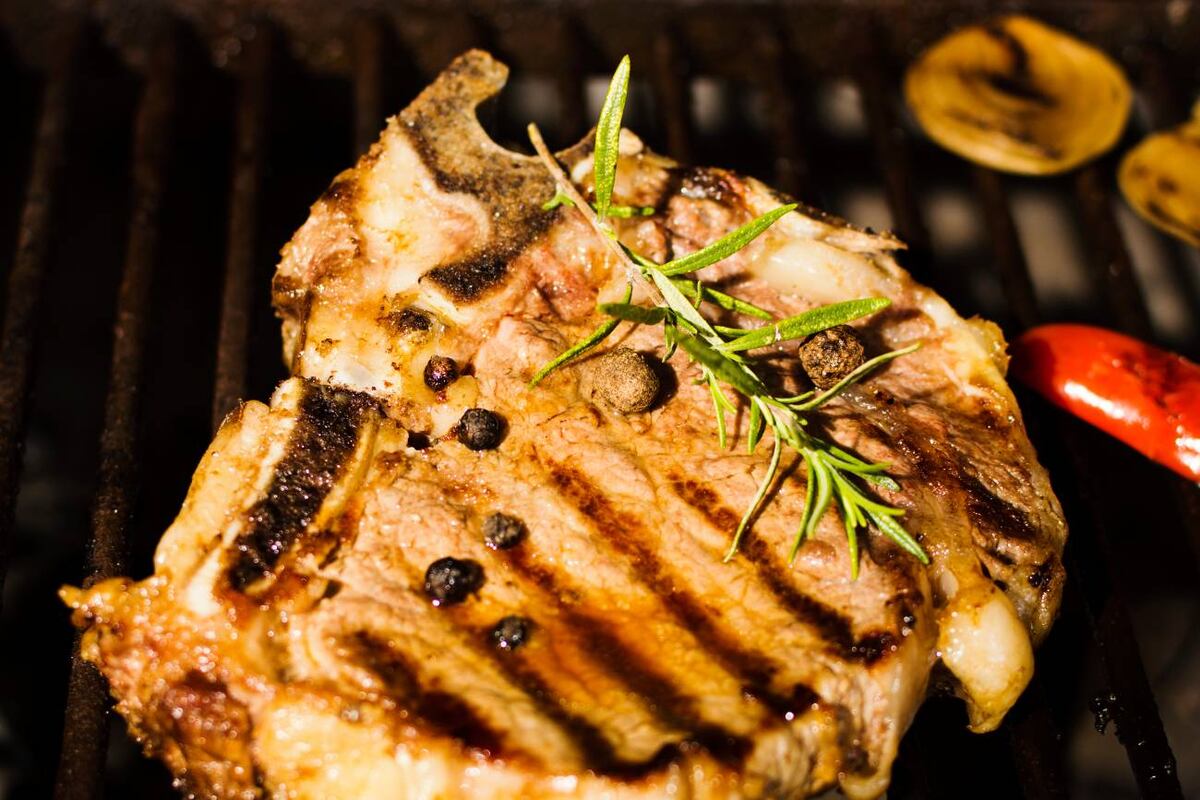 Un ingrediente común que tenés en la heladera puede ser la clave para que la carne te quede tierna y jugosa, incluso a la plancha. (Freepik)