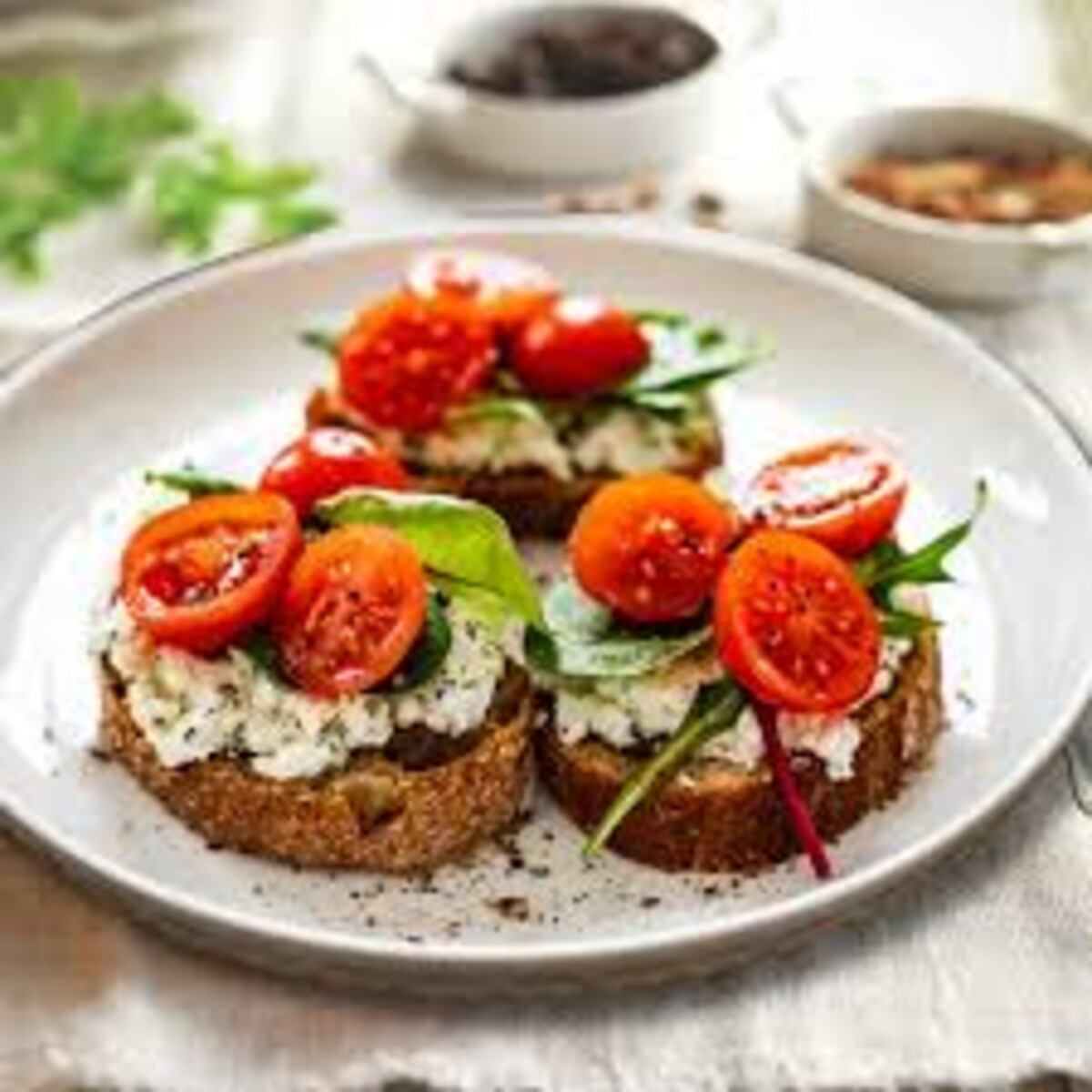 Tostadas de queso cotage y tomates