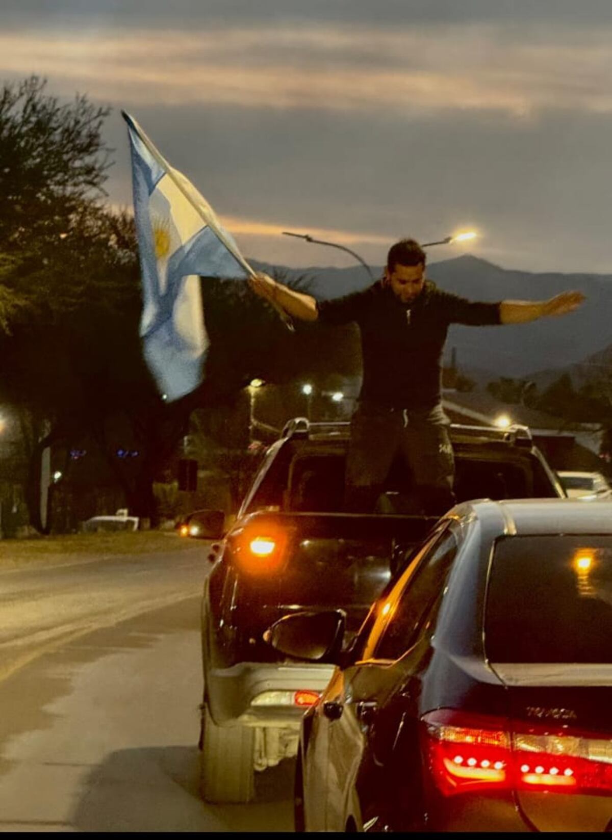 Se realizó la caravana en defensa al Quebracho Blanco en la Avenida Padre Luchesse. (Gentileza)