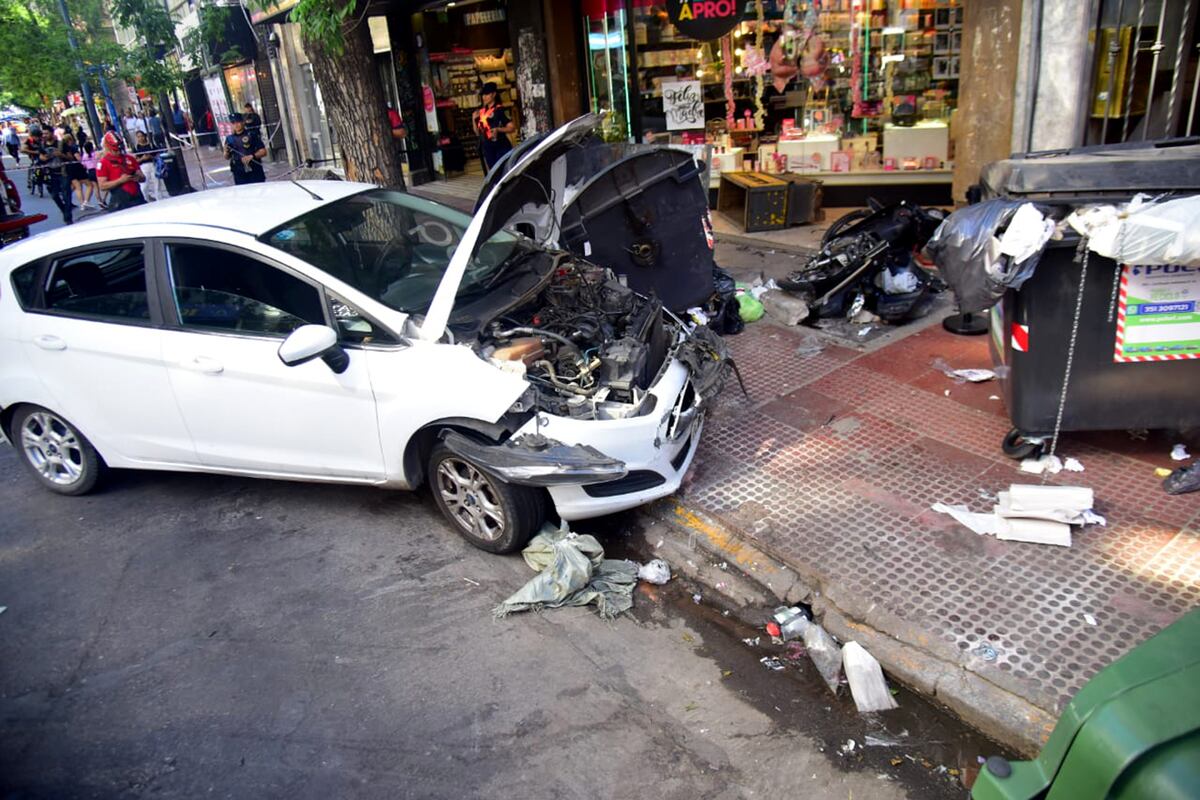 Grave siniestro. Un auto atropelló a varias personas en el Centro de la ciudad de Córdoba. (Javier Ferreyra / La Voz)
