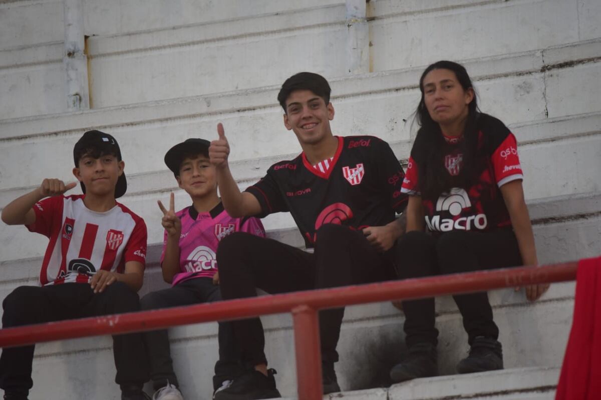 Copa Córdoba. Los hinchas de Instituto en el Monumental de Alta Córdoba, antes del partido con Talleres. (Javier Ferreyra / La Voz)