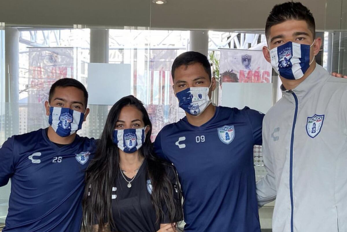 Cabrera con jugadores. “Me tratan con mucho respeto”, asegura. (Prensa Huella Saint Gobain)