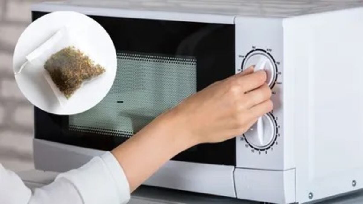 El truco de la bolsita de té usada que elimina los malos olores del microondas.