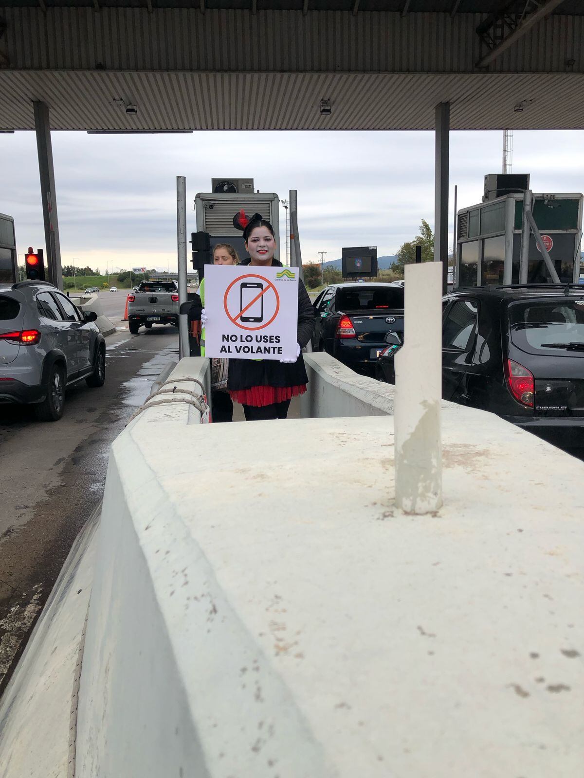Autopista Córdoba - Carlos Paz: intervinieron artísticamente el peaje por la educación vial