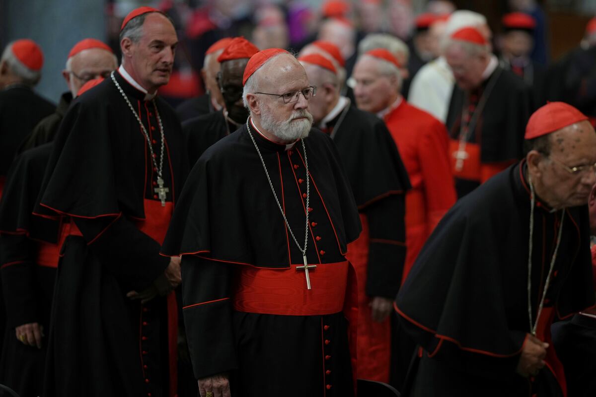 Los cardenales se despidieron del papa Francisco este domingo en su tumba. (AP)