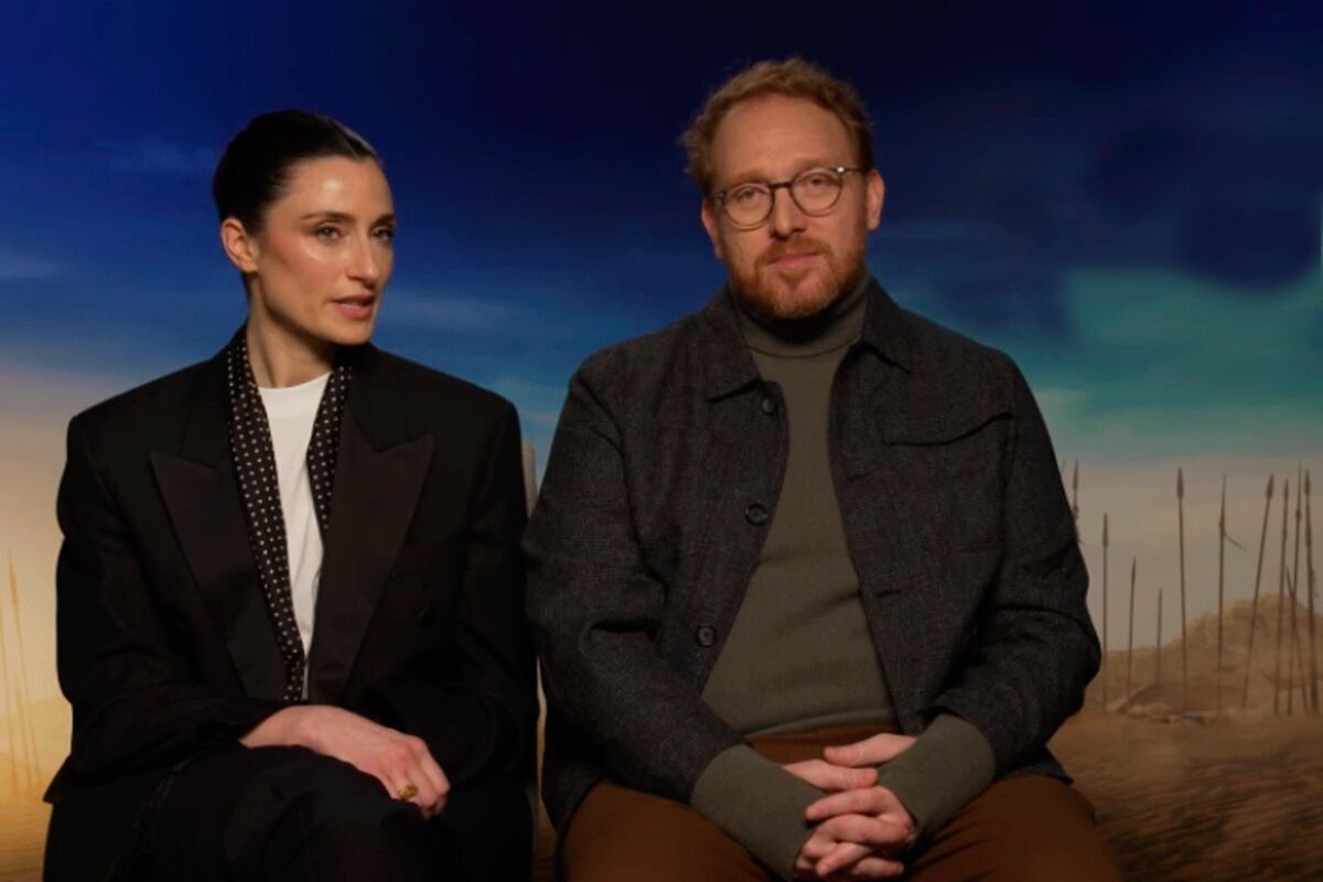 La actriz Natasha O'Keeffe y Rafe Judkins, showrunner de La rueda del tiempo. Foto: captura pantalla.