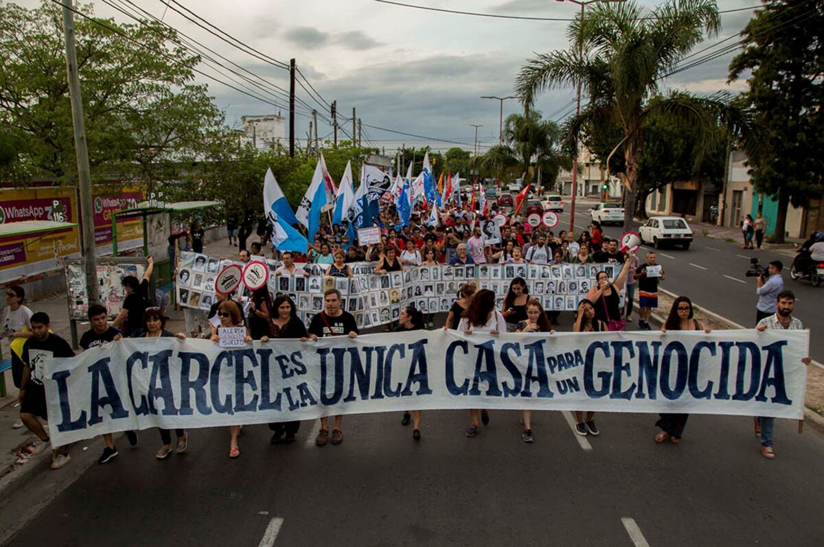 Santiagueños realizaron escraches frente a la casa donde cumplía prisión domiciliaria el represor Musa Azar. (Emilio Rapetti)