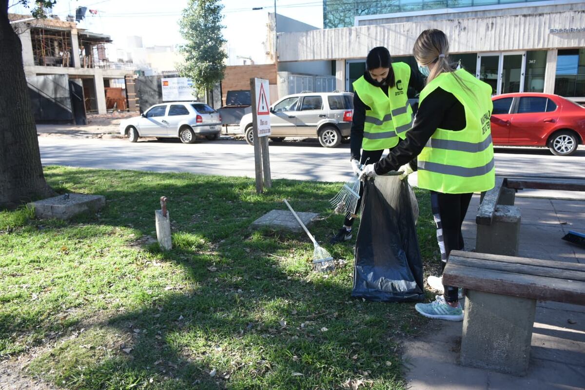 En el cantero de la Avenida San Martin, cumpliendo trabajos comunitarios (Gentileza Municipio)