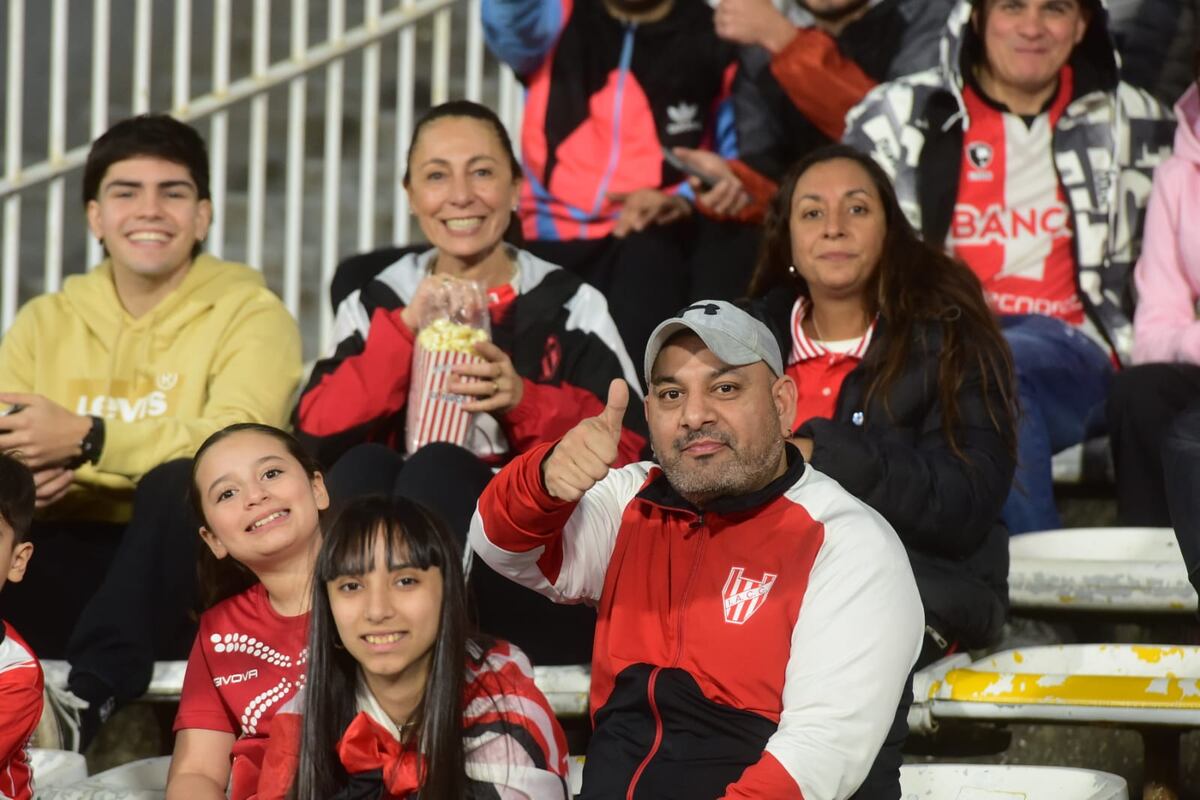 Hinchas de Instituto en la platea Ardiles del estadio Kempes, donde se jugó el partido ante River. (José Gabriel Hernéndez / La Voz)