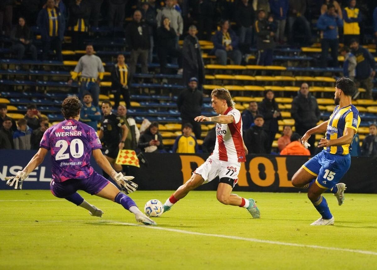 Luca Klimowicz, delantero de Instituto, en el partido ante Rosario Central. (Prensa Instituto)